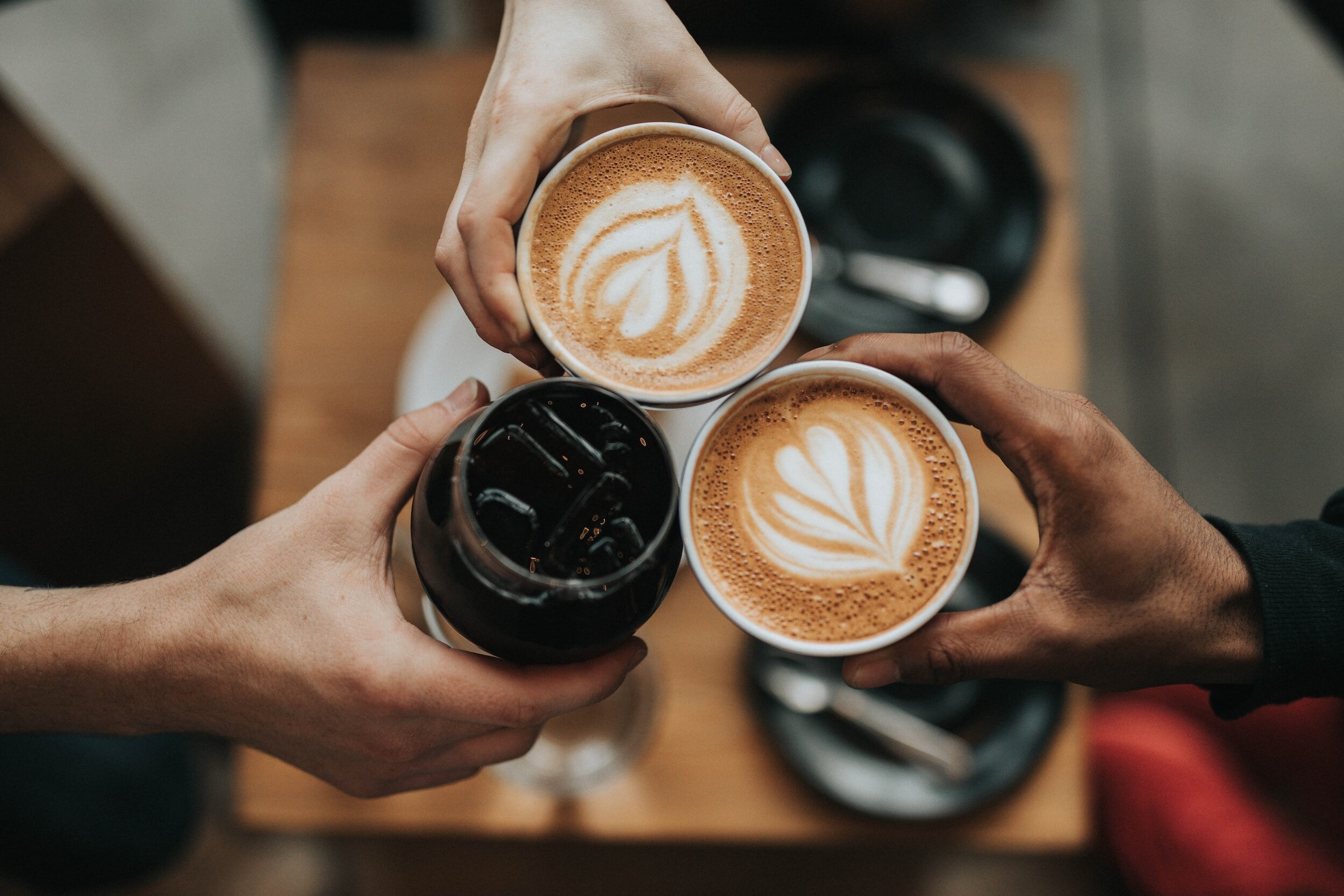 Entdecke, wie Kaffeeautomaten und Getränkespender wie Re:Drink eine entscheidende Rolle bei der Förderung von sozialen Kontakten am Arbeitsplatz spielen und die Büroküche zu einem Ort der Begegnung machen können.