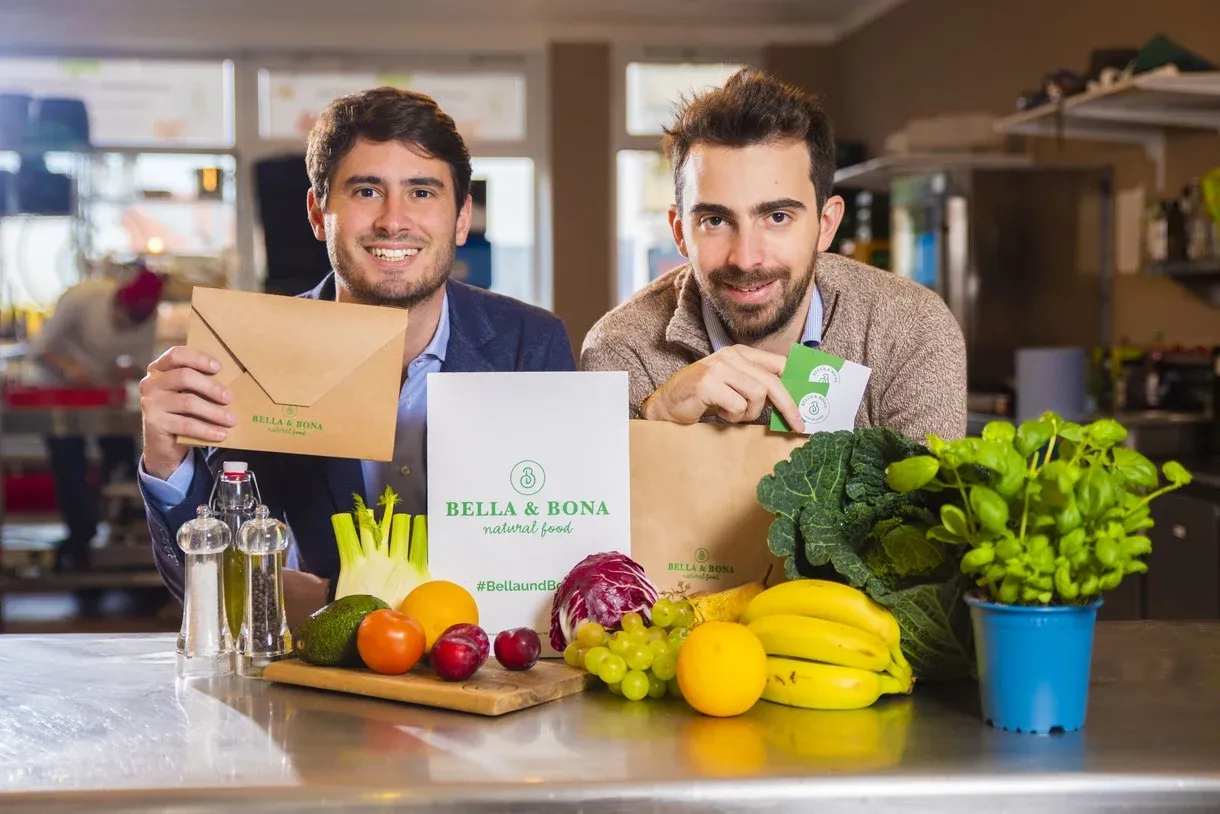 Eine Vielzahl frischer, saisonaler Mahlzeiten, die von Bella&#x26;Bona geliefert werden, zeigen die Vielfalt und Nachhaltigkeit ihrer Angebote.